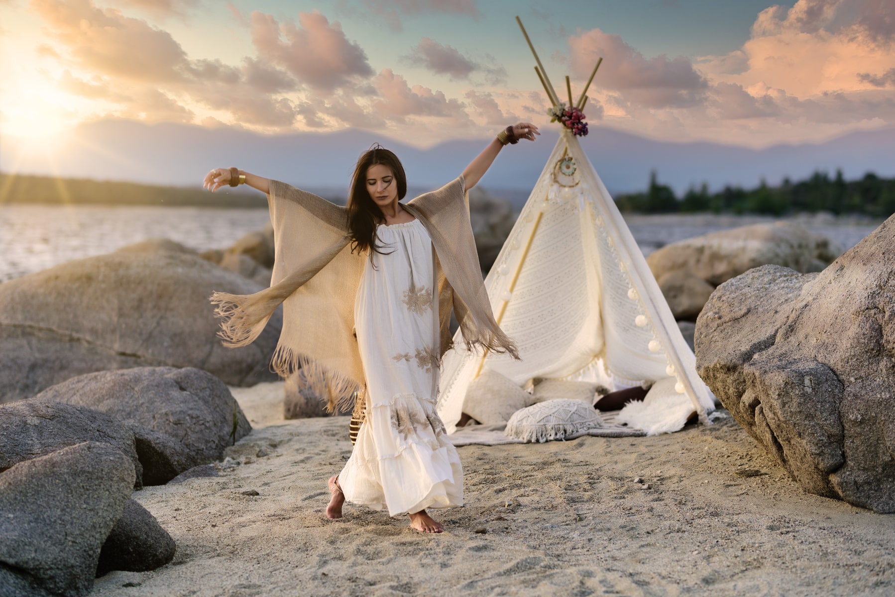 woman-sky-cloud-ecoregion-vertebrate-People-in-nature-1689890-pxhere.com-min